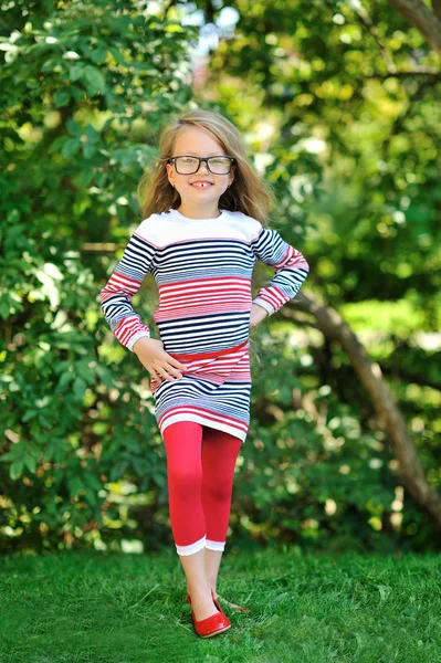 Portret pełnej długości piękny małej dziewczynki w okularach posin — Zdjęcie stockowe