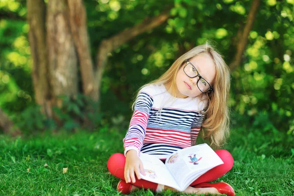 Menina pequena com um livro — Fotografia de Stock