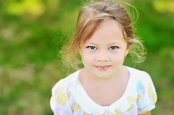 Süßes hübsches kleines Mädchen — Stockfoto