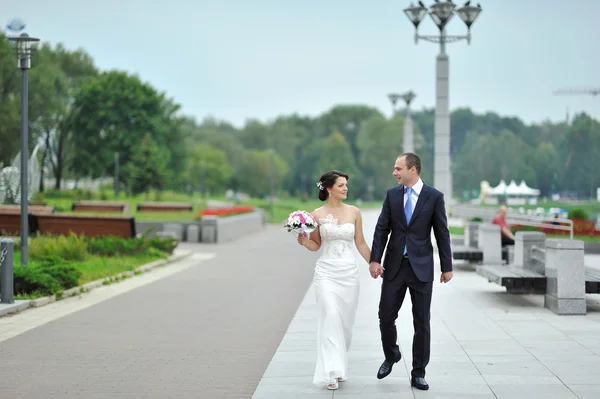 Nevěsta a ženich společně chodit venku — Stock fotografie