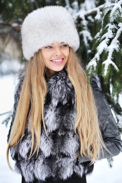 Mulher beleza no cenário de inverno — Fotografia de Stock