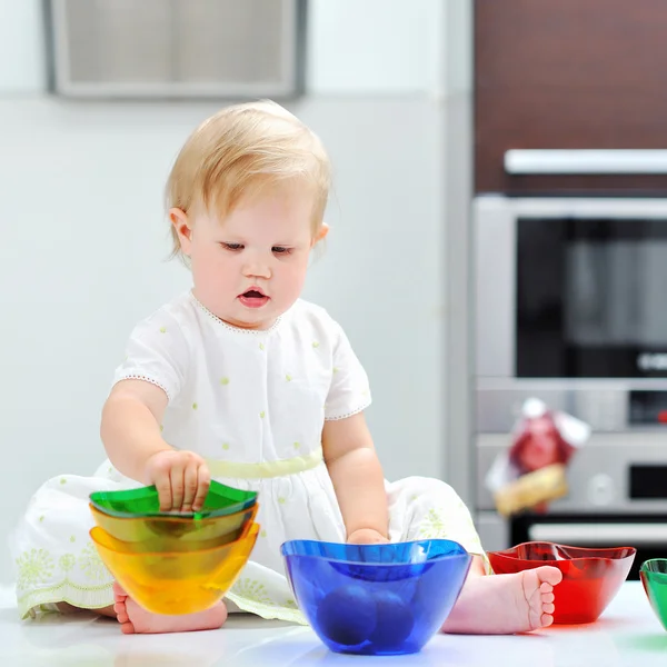 Menina segurando pimenta em uma cozinha — Fotografia de Stock