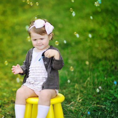 Tatlı küçük kızın yüzü boyalı