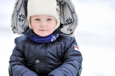 Kışın çok güzel küçük çocuk portresi