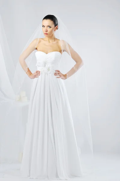 Joven hermosa mujer usando vestido de novia de lujo —  Fotos de Stock