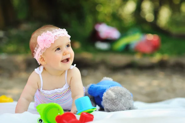 Zoete babymeisje in een park — Stockfoto