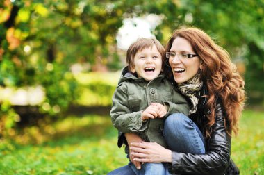 Anne ve oğlu eğlenceli bir parkta sahip