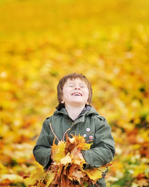 Mor och son att ha roligt i en park — Stockfoto