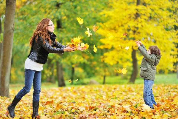 Anne ve küçük çocuk parkta eğleniyor — Stok fotoğraf