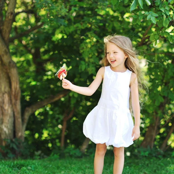 Feliz retrato doce menina em um parque — Fotografia de Stock