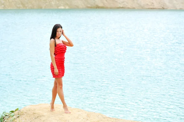 Sexy vrouw die zich voordeed op een strand — Stockfoto