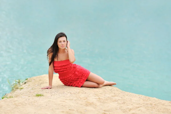 Retrato joven de la famale tumbado en una playa de arena — Foto de Stock