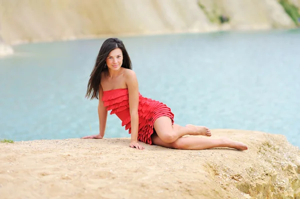 젊은 아가씨는 모래 해변에 누워 — 스톡 사진