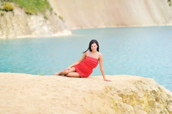 Menina bonita deitada em uma praia — Fotografia de Stock