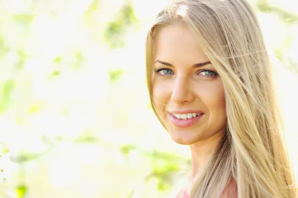 Mooie vrouw gezicht - closeup — Stockfoto