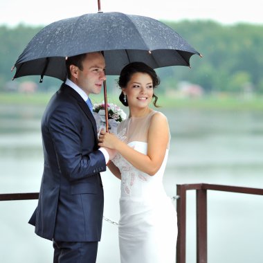 tarafından yağmur onların düğün günü gelin ve damat bir portre