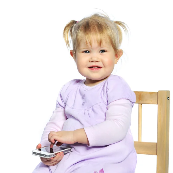 Lief klein meisje met behulp van mobiele telefoon geïsoleerd op wit — Stockfoto