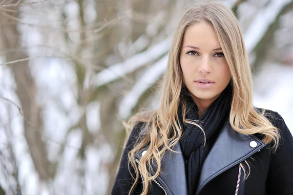 Close-up van een mooi meisje in de winter — Stockfoto