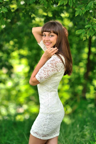 Hermosa mujer delgada sonriente posando — Foto de Stock