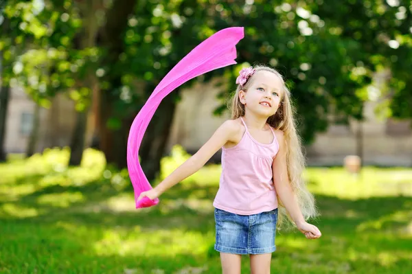 Süßes kleines Mädchen hat Spaß im Park — Stockfoto