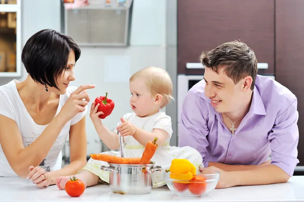 Família feliz em uma cozinha — Fotografia de Stock
