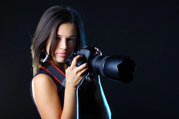 Mooie vrouw fotograaf met camera — Stockfoto