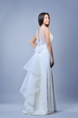 lüks gelinlik giyen genç güzel kadın