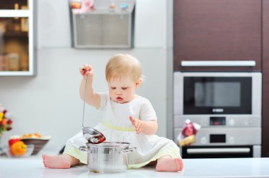 Tatlı küçük kız bir mutfak