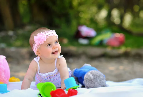 愛らしい小さな女の赤ちゃん笑みを浮かべて — ストック写真