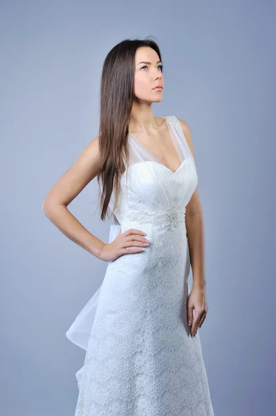 Jovem mulher bonita vestindo vestido de casamento luxuoso — Fotografia de Stock