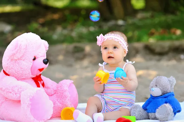 Adorable niñita sonriendo —  Fotos de Stock