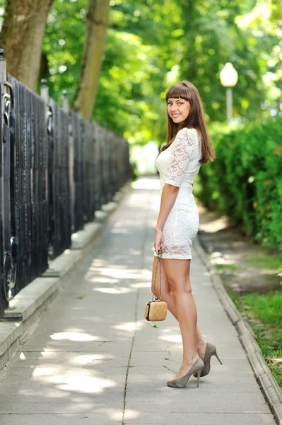 Ritratto integrale di una bella donna in abito bianco che cammina — Foto Stock