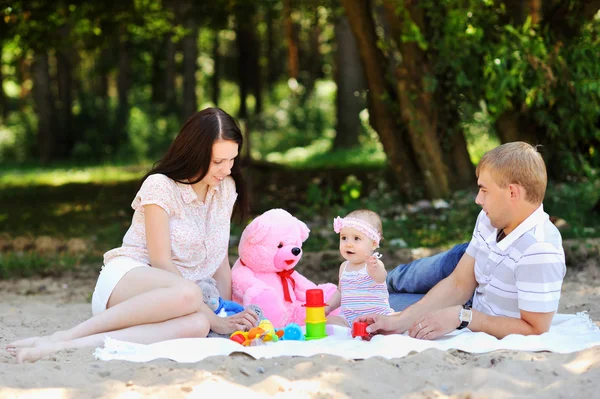 Parkta mutlu bir aile — Stok fotoğraf