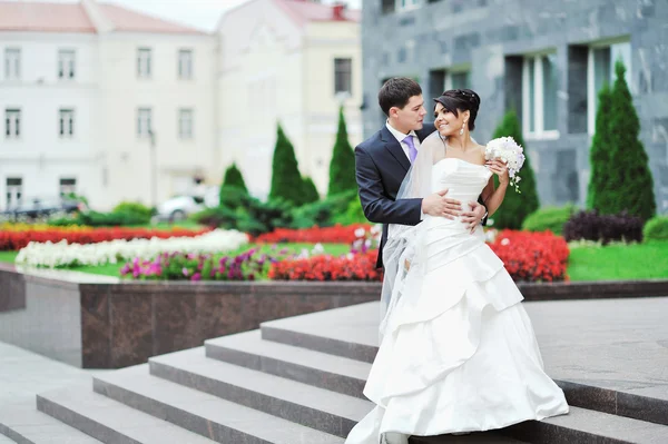 Pareja de boda posando en un casco antiguo —  Fotos de Stock