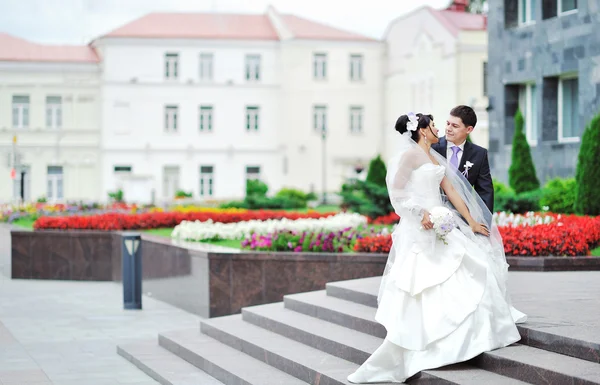 Noiva e noivo em uma cidade velha - casal de casamento — Fotografia de Stock