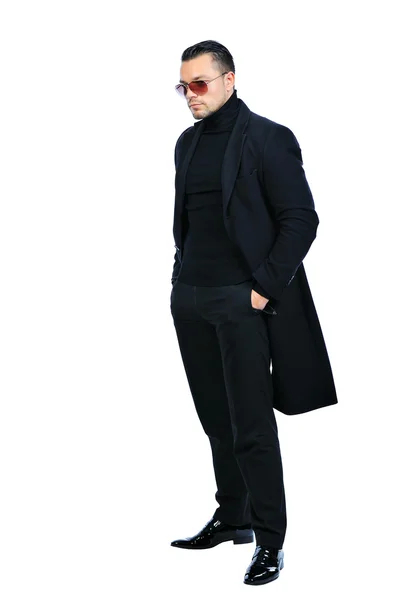 Pełnej długości piękny portret seksowny mężczyzna w czarny płaszcz na białym tle — Zdjęcie stockowe