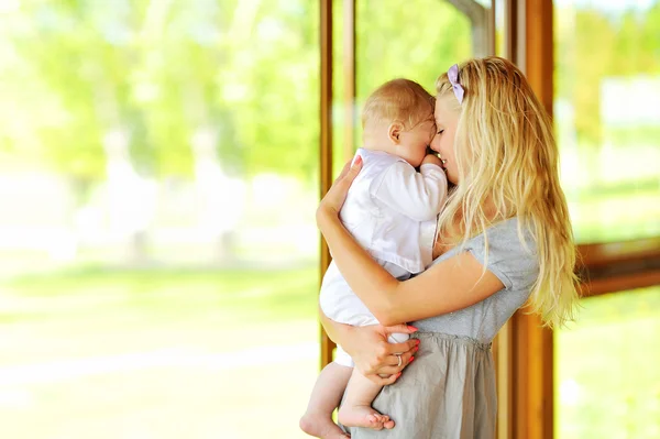 Mladá matka drží její miminko venku — Stock fotografie