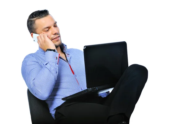 Empresario trabajando en una computadora portátil mientras habla en un mo —  Fotos de Stock