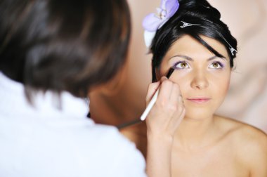 genç güzel gelin uygulanan düğün tarafından makyaj makyaj sanatçısı