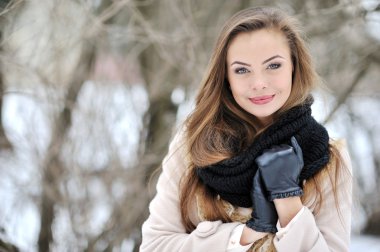 güzel bir kadın yüzü açık dikey