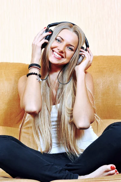 Mujer relajada escuchando música en la sala de estar en casa — Foto de Stock