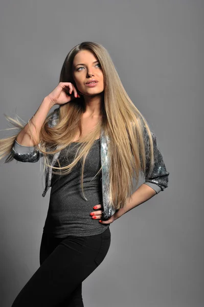 Mladá krásná žena s dlouhými vlasy. portrét. módní šedé bac — Stock fotografie
