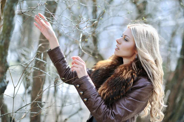 Junges Frauenporträt im blühenden Baum im Frühling — Stockfoto