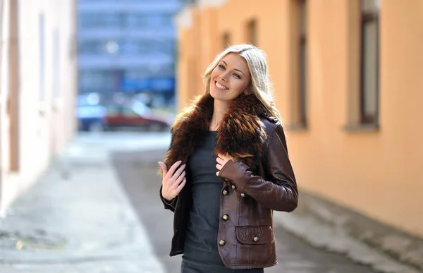 Portrait urbain décontracté de femme heureuse en plein air — Photo