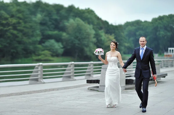 Wedding couple walking in an old town — Stock Photo, Image