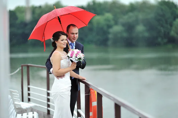 Wedding couple in a rainy day — Stock Photo, Image