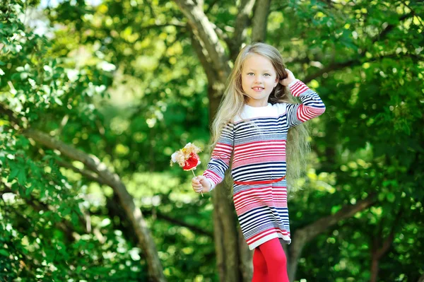 Süßes kleines Mädchen Porträt - im Freien — Stockfoto