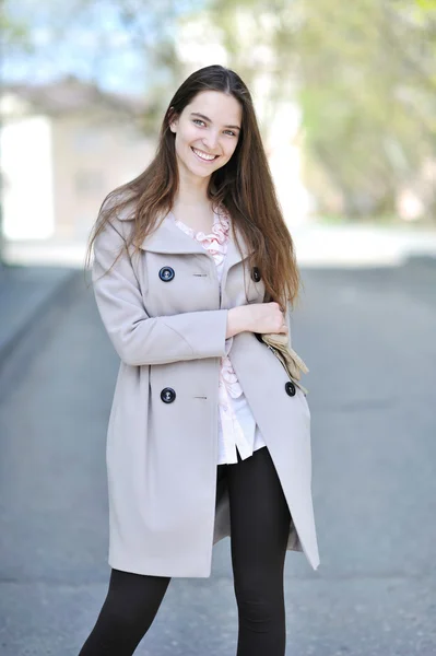 Glad vacker flicka stående utomhus — Stockfoto