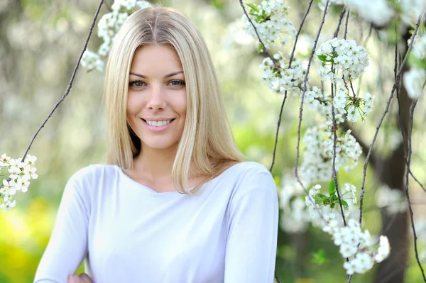 Outdoor portrait of beautiful young girl smiling — Stock Photo, Image