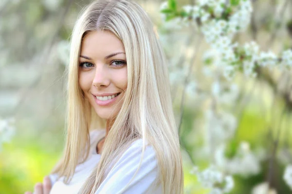 Beautiful girl face - close up portrait — Stock Photo, Image